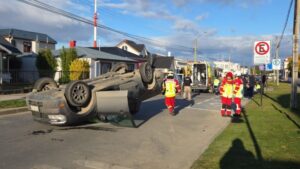 Dos lesionados deja colisión con posterior volcamiento en el centro de Punta Arenas