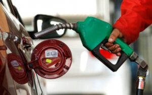 Gobierno frena alza de $35 en bencinas  y activa subsidio para contener precios
