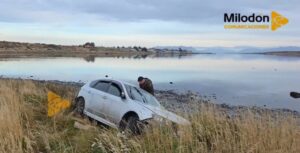Vehículo por poco cae al mar tras despiste en la costanera de Puerto Natales