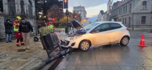 Violento choque en calle Bories: Conductora derriba poste y causa millonarios daños en Punta Arenas