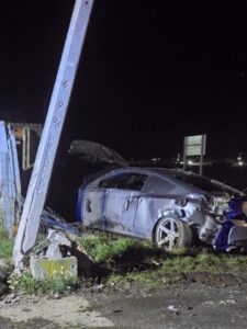 Conductor choca contra poste y cerco tras perder el control en Avenida Bulnes