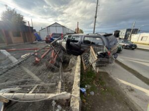 Conductor ebrio choca contra muro en sector sur de Punta Arenas