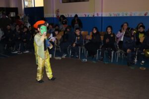Escuela Prat celebró su aniversario con colorido desfile de atuendos reciclados