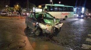 Colisión entre taxi colectivo y camioneta deja daños en concurrida esquina de Punta Arenas