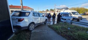 Colisión en barrio sur de Punta Arenas deja una conductora lesionada tras no respetar señal de tránsito