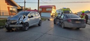 Chofer de colectivo herido tras violenta colisión en el Barrio San Miguel de Punta Arenas