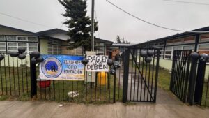 Liceo Industrial, Paul Harris y Escuela Padre Hurtado inician paro por sueldos incompletos