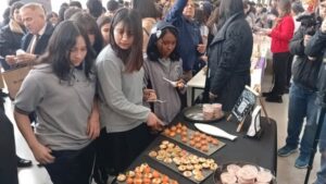 11 mil porciones mensuales de salmón son entregadas al programa escolar alimentario