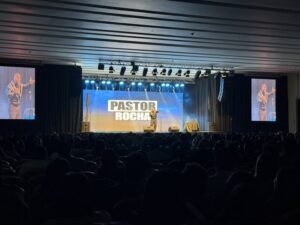 Entre carcajadas y frases sin filtro: Pastor Rocha arrasó en Dreams Punta Arenas