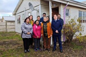 Un nuevo hogar para Adrián y Libna tras el incendio que les arrebató todo en Natales