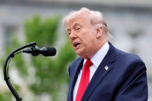 Trump llama “perdedores” a quienes critican  su preacuerdo con Irán para reabrir Ormuz