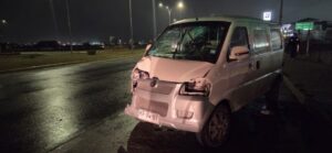 Furgón choca contra poste y colisiona a otro vehículo frente al Muelle Mardones