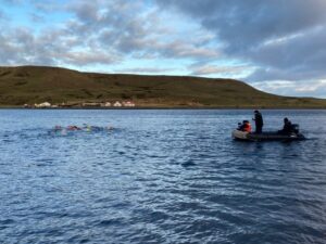 Nadadores desafían aguas bajo cero en el canal Fitz Roy y dan inicio al Mes del Mar en Magallanes