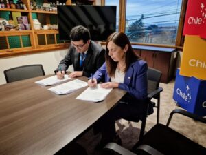 SERNAC y Torres del Paine firman convenio para proteger a consumidores en zonas aisladas