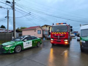 Bomberos trabaja en fuga de gas en vivienda afectada por incendio durante la madrugada