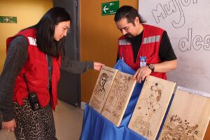 Jóvenes en reinserción rinden homenaje a mujeres de la historia chilena mediante el arte
