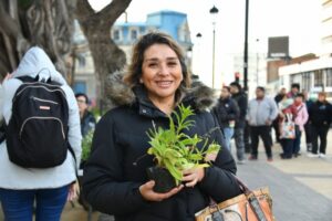 Municipio de Punta Arenas celebra el Día de las Plantas con masiva entrega gratuita