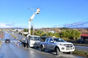 Municipio de Punta Arenas invierte $43 millones en reponer luminarias destruidas por choques