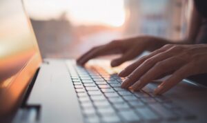 Sence y Microsoft lanzan 6 cursos gratuitos de Inteligencia Artificial con cupos ilimitados