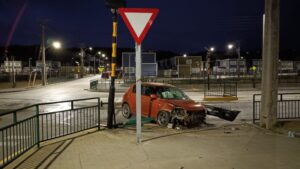 Choque y fuga en Punta Arenas: Conductor escapa tras colisión pero deja botada su patente