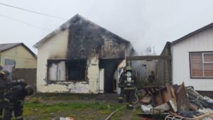 Punta Arenas: Incendio destruye vivienda de ocupantes ilegales en calle Arauco