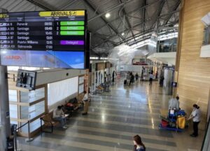 Mujer fue detenida en aeropuerto de Punta Arenas tras falsa amenaza de bomba