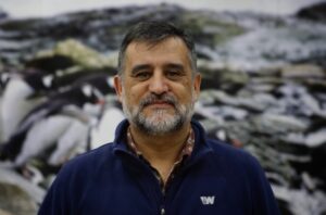 Científico chileno integrará grupo internacional de expertos sobre plásticos en entornos polares