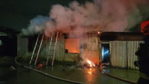 Incendio destruye vivienda en sector Playa Norte de Punta Arenas