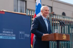Kast firma proyecto de ley que exigirá y sancionará por ley la responsabilidad parental