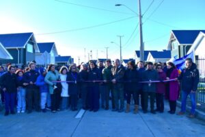 Minvu hace historia en Cerro Sombrero con entrega de “Villa Pioneros” su primer conjunto habitacional en más de 60 años
