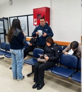 Estudiantes universitarios y Aguas Magallanes recorren Cesfam y Cecosf en campaña de invierno