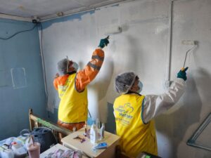 Iglesia de Dios expande su cruzada solidaria y renueva habitaciones de ancianos en Magallanes