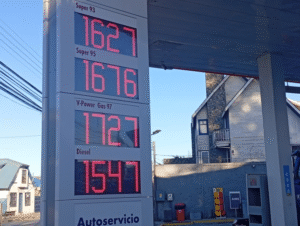 Seremi Correa prevé una baja paulatina y sostenida en el precio de los combustibles