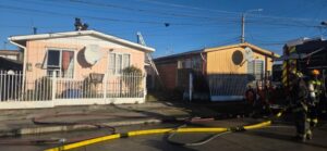 Incendio moviliza a tres unidades de Bomberos en el sector sur de Punta Arenas