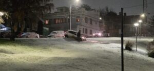 Nieve y pavimento resbaladizo provocan espectacular accidente en pleno centro de Punta Arenas