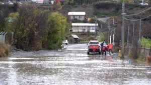 Municipio despliega maquinaria pesada para mitigar graves anegamientos en Punta Arenas