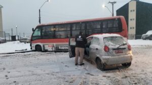 Auto sin papeles choca a bus de TransAlerce y lo deja fuera de servicio