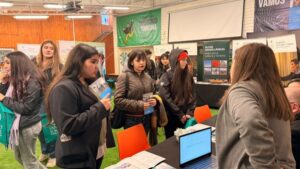 Santo Tomás orientó a estudiantes del Liceo Donald McIntyre con su oferta académica