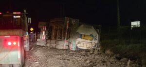 Camión volcó en el kilómetro 26 de la Ruta 9 Norte y conductor resultó lesionado