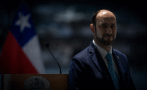 El trasfondo del sumario por presunta corrupción del cónsul chileno en Haití tras el inusual récord de firmas de documentos