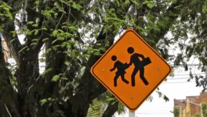 Autoridades alertan por exceso de velocidad en zonas escolares