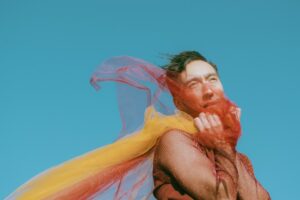 Alexideral estrena “Queriéndote desde lejos”, un íntimo manifiesto de amor LGBT+