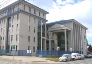 Detienen a sujeto con millonario contrabando de ropa deportiva falsa en Punta Arenas