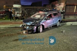 Punta Arenas: Conductores ebrios causan millonarios daños y destrozos en mobiliario urbano
