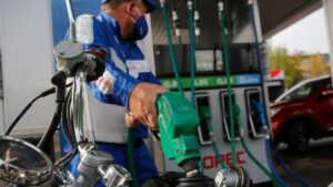 Precios de combustibles bajan hasta $117 por litro