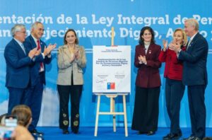 Kast firma compromiso gubernamental para poner en marcha la Ley Integral de Personas Mayores y el Plan 