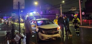Mujer resulta lesionada tras colisión en pleno centro de Punta Arenas