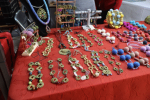 Artesanía, comida y plantas medicinales se pueden encontrar en la Feria indígena