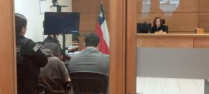 Punta Arenas: Formalizan a mujer que amenazó a su cuidador con un cuchillo y portaba arma adaptable para el disparo