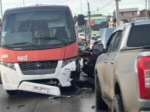 Bus del transporte público protagoniza múltiple colisión y deja un lesionado
